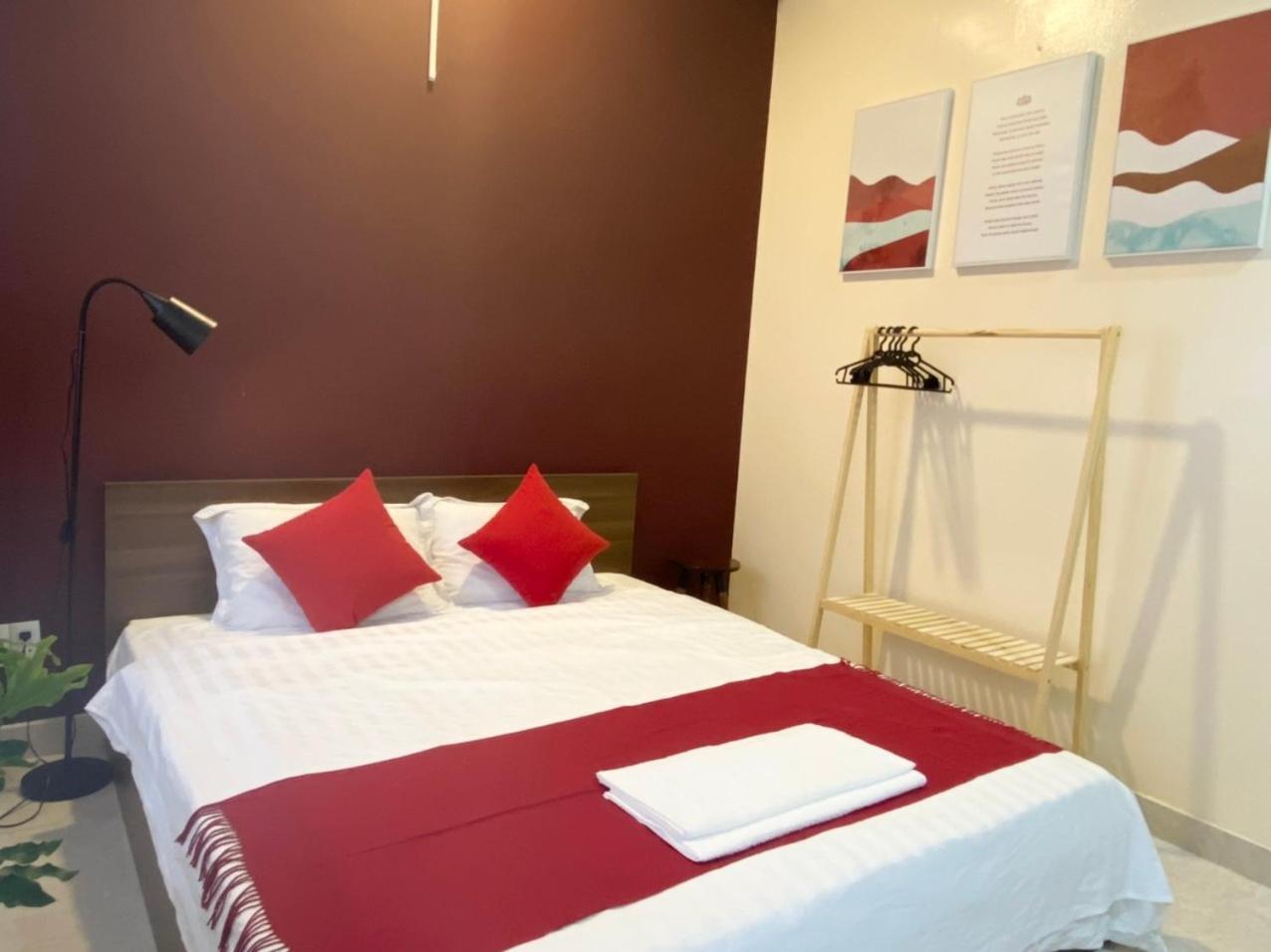 Acorn Hotel 2*