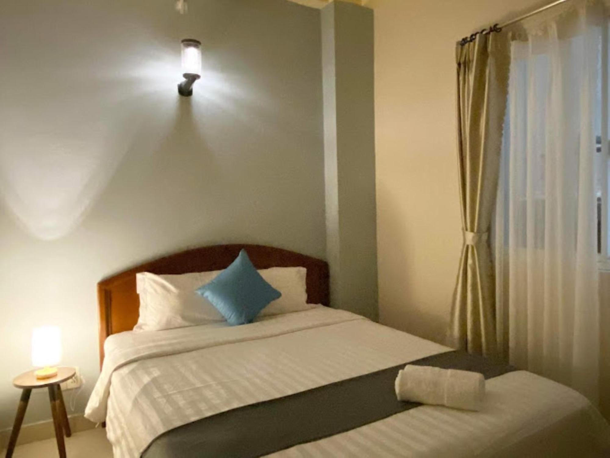 Acorn Hotel 2*
